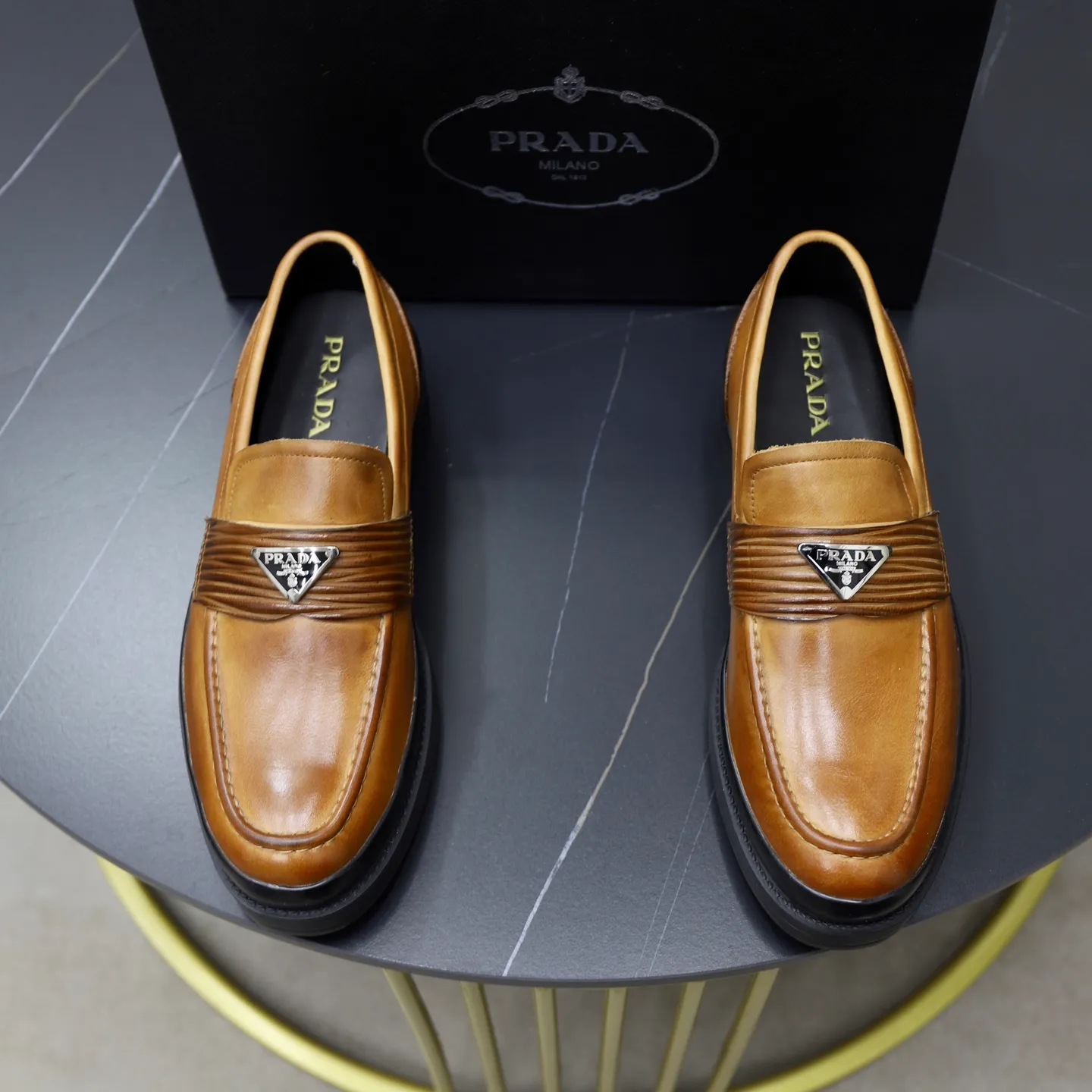 Men's shoes: 540💰🙅‍♂️🙅‍♂️🙅‍♂️ Brand: PRADA Standard code: Men's code 38-44 (45 can be customized) Grade: Same style as the official website Original order quality Material: Original cowhide surface Comfortable sheepskin lining Original outsole Style category: Men's fashionable casual leather shoes Distinguished big-name luxury elements Top luxury Color: actual picture color